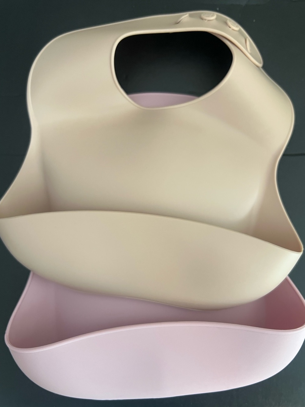 🌸👶🏻NWT CREAM & PINK SOFT SILICONE BABY BIBS (2) PACK👶🏻🌸